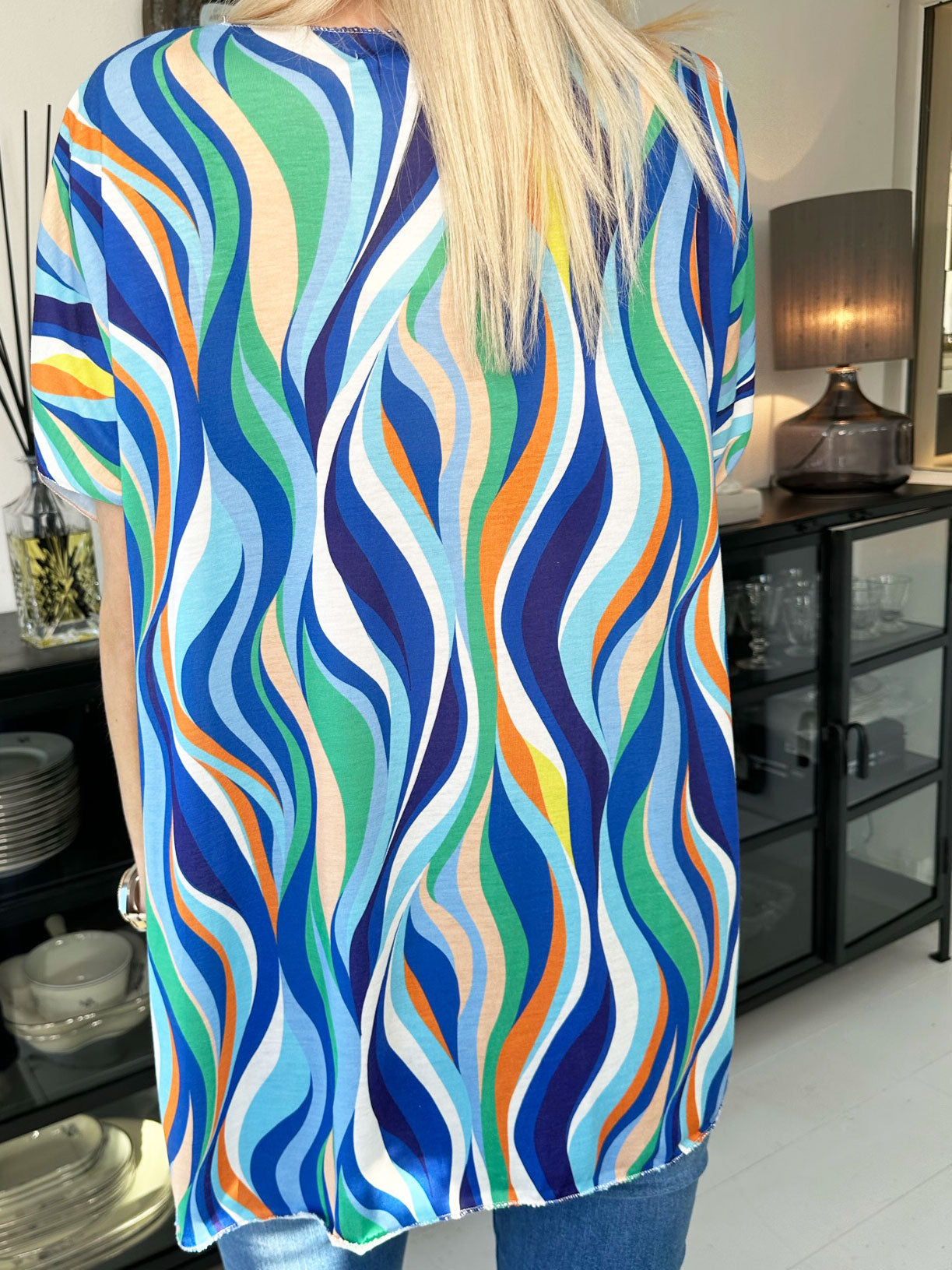 Kirsa - Mjuk flerfärgad blus med v-hals